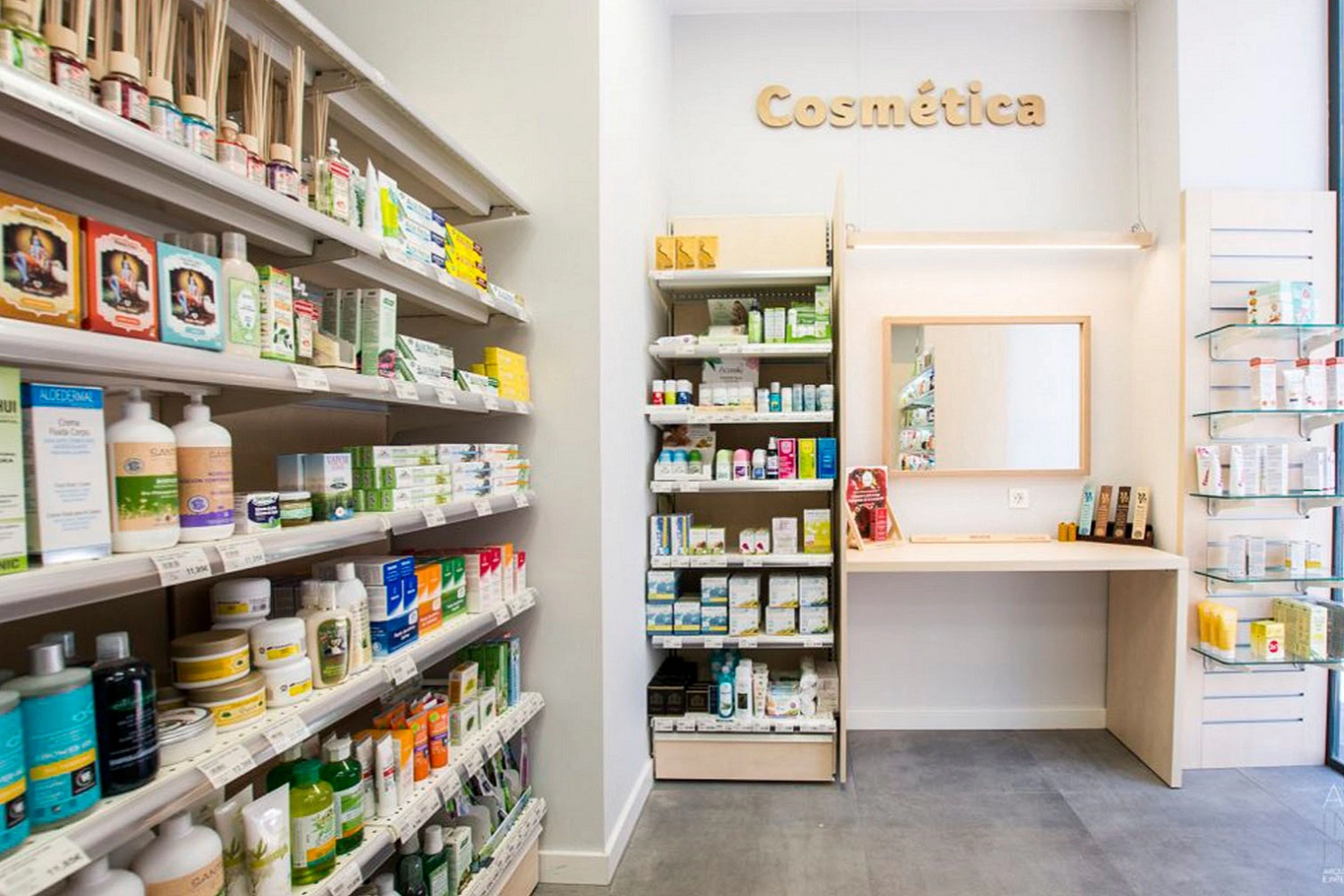 Jasne i uporządkowane wnętrze apteki lub sklepu zielarskiego od Marazzi